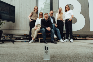 Das Team Stadtwerbung und Kommunikation der Bielefeld Marketing GmbH mit dem German Brand Award 2024.